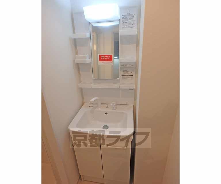 洗面設備　綺麗な独立洗面台です。