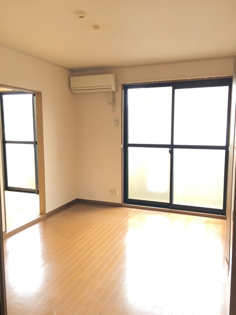 居室・リビング　南側洋室６帖