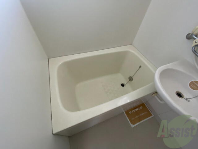 バス・シャワールーム　お風呂はトイレと別で追い焚き機能付きです。