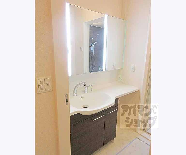 洗面設備　収納タップリの洗面台です！