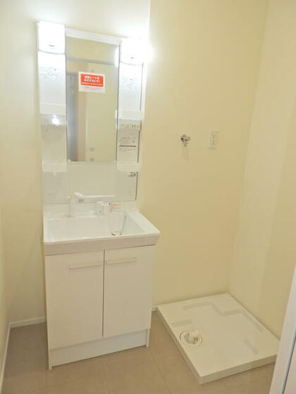 洗面設備　シャンプードレッサーと室内洗濯機置き場