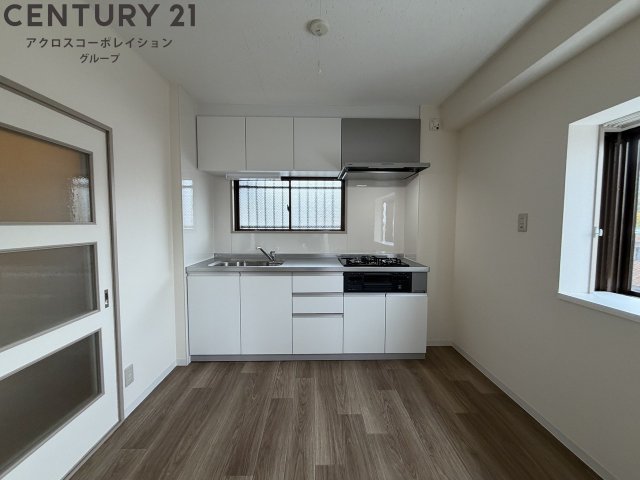 キッチン　窓付きのキッチンで換気がしやすくておすすめ！