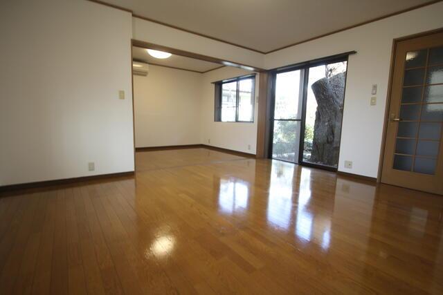 居室・リビング　落ち着いた色調の洋室です