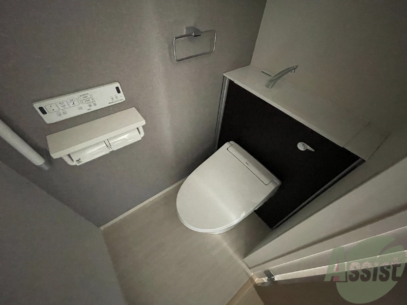 トイレ　内装が白一色で清潔感のあるトイレですね。
