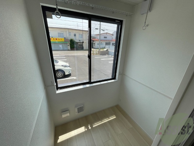 バルコニー　サンルームになります。洗濯物もすぐに乾きそうですね。