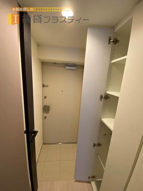 玄関　玄関収納も充実ですね