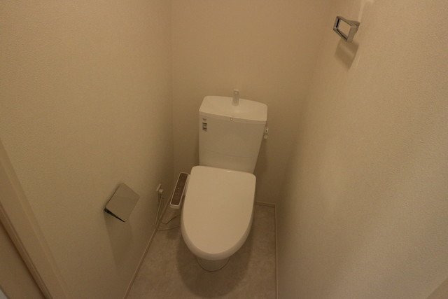 トイレ　落ち着いた色調のトイレです