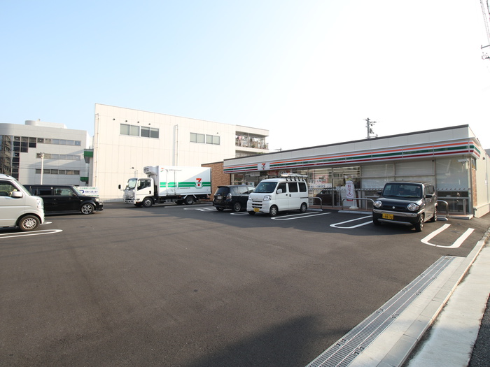 コンビニ　セブンイレブン（コンビニ）まで290m