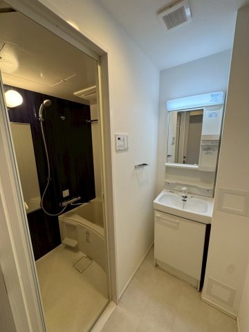 洗面設備　独立洗面化粧台が付いています