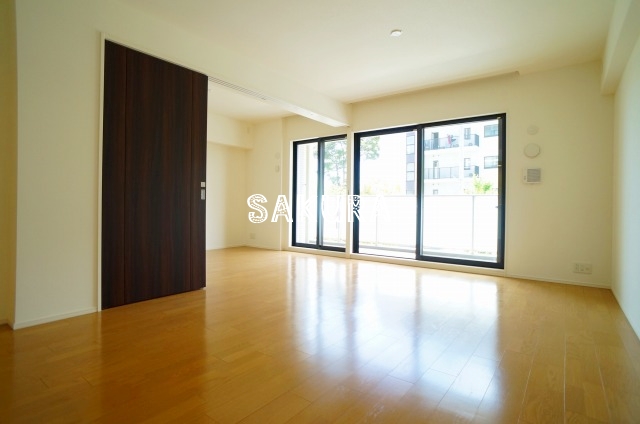 居室・リビング　こちらのリビングで趣味の時間をお楽しみください♪