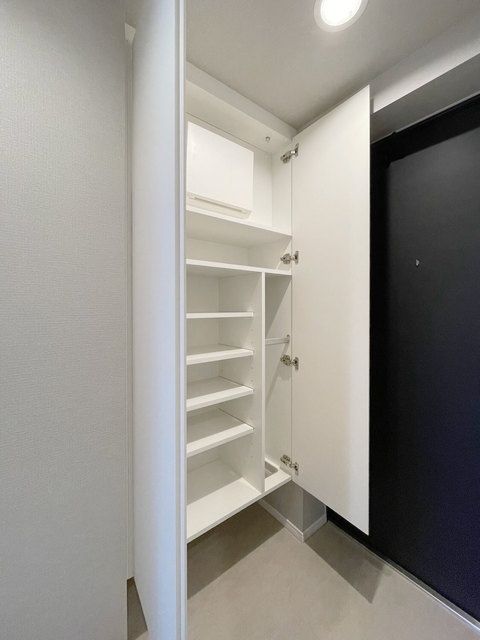 玄関　■モニタ付インターホン付き玄関■シューズラック■ダウンライト