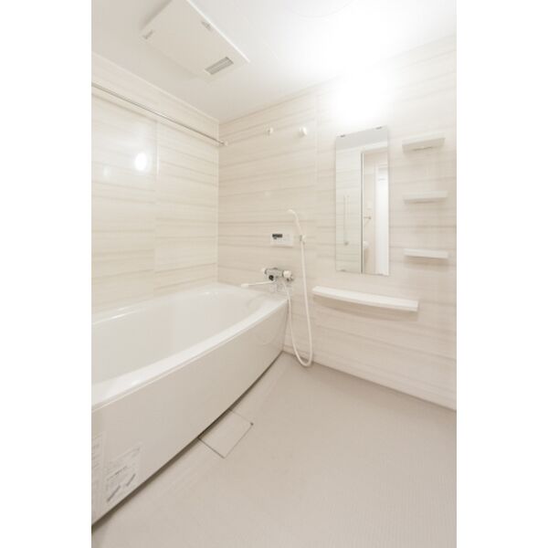 バス・シャワールーム　追い焚き・浴室乾燥機付きのお風呂です♪