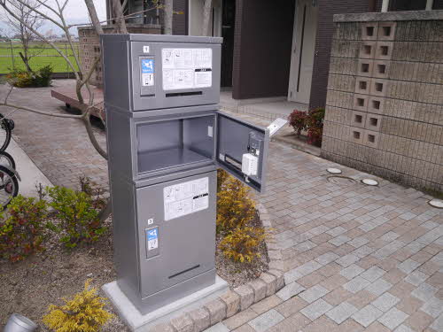 エントランス　宅配BOX付きで便利です♪