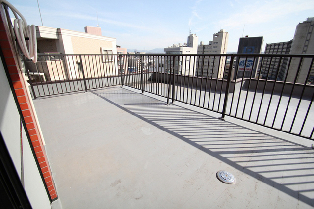 バルコニー　広いルーフバルコニー日当たり良好。