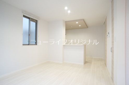 居室・リビング　対面キッチンのあるリビングで、会話が弾みそうです♪