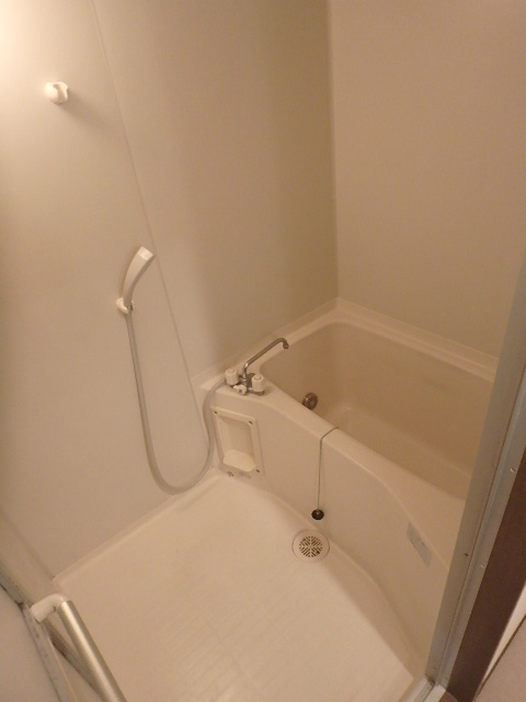 バス・シャワールーム　１日の疲れをバスルームでゆっくりと…。