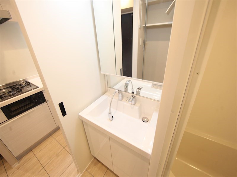 洗面設備　脱衣所　独立洗面台（シャンプードレッサー付）収納スペース有