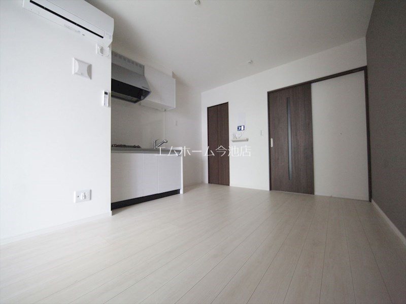 居室・リビング　LDK9.7帖　システムキッチン　同仕様写真