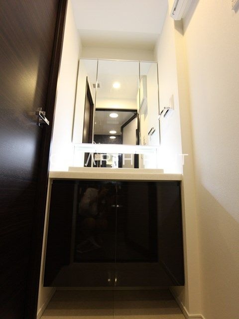 洗面設備　キャビネット付のオシャレな洗面台