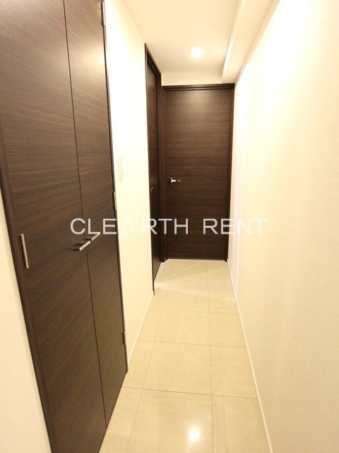 玄関　タイル貼りの廊下/高級感が漂います