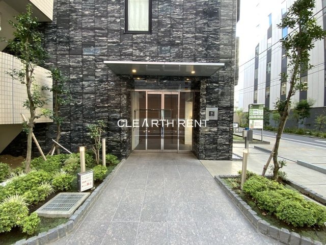 エントランス　天然石をふんだんに使用した上室なエントランス