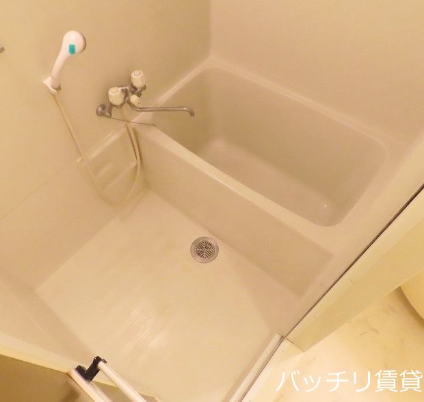 バス・シャワールーム　別号室タイプの為、現状を優先致します。