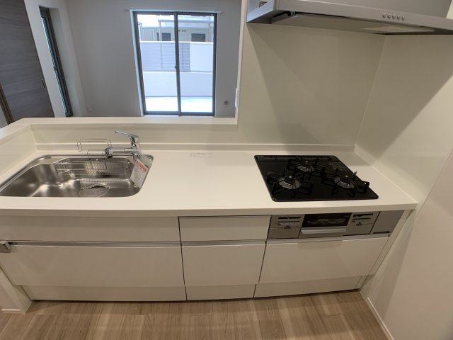 キッチン　人気の対面式システムキッチン♪3口ガスコンロ付き♪