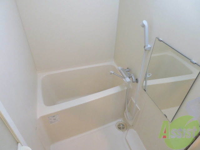 バス・シャワールーム　お風呂には鏡が付いておりますので便利ですね。