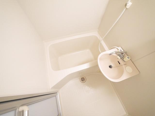 バス・シャワールーム　コンパクトで使いやすいお風呂です