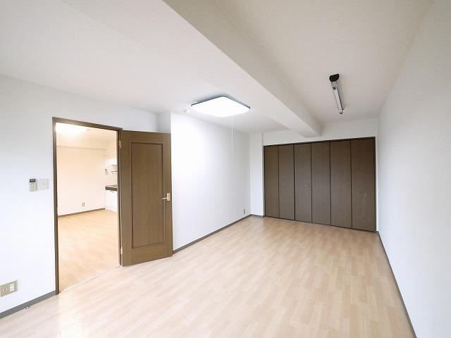 その他部屋・スペース　開放的な寝室です