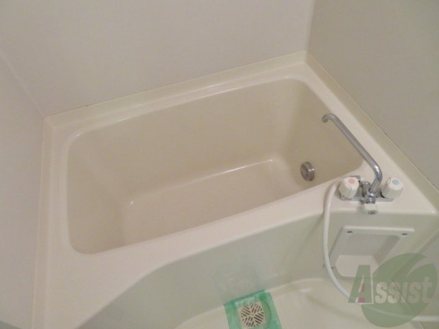 バス・シャワールーム　お風呂です。追い炊き機能が付いていてありがたいですね。