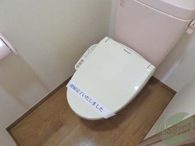 トイレ　各機能付きのトイレになります。便利にお使いいただけます。