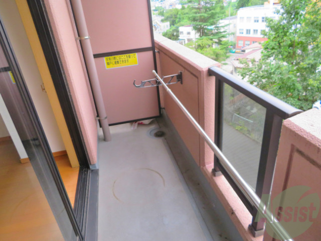 バルコニー　物干し竿付きのバルコニーです。沢山干せそうですね。