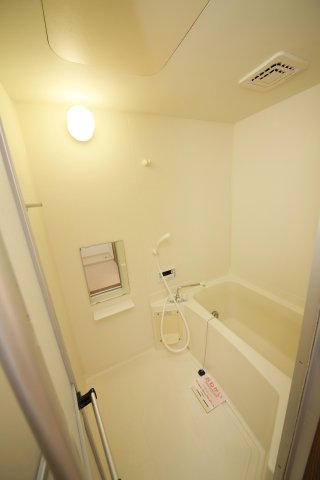 バス・シャワールーム　別部屋反転間取りのお写真となります。