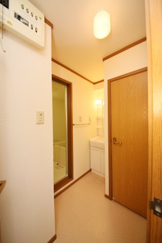 洗面設備　別部屋反転間取りのお写真となります。