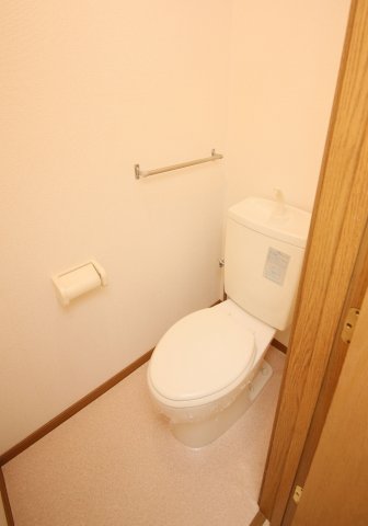 トイレ　別部屋反転間取りのお写真となります。