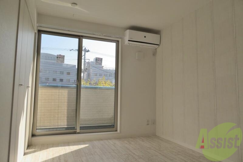 居室・リビング　キレイなお部屋ですねー。色合いが白くて広く感じます。