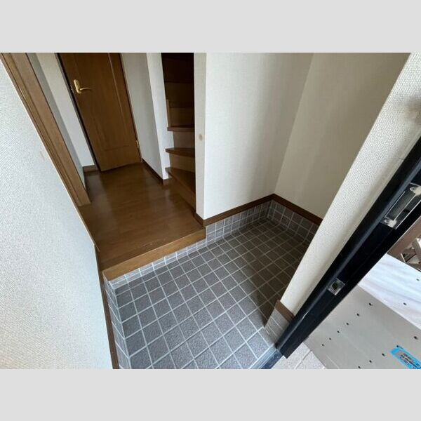 玄関　室内写真は別部屋の写真です。