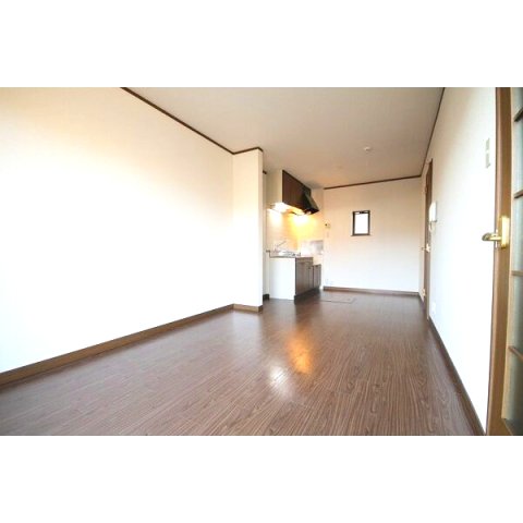 居室・リビング　室内写真は別部屋の写真です。