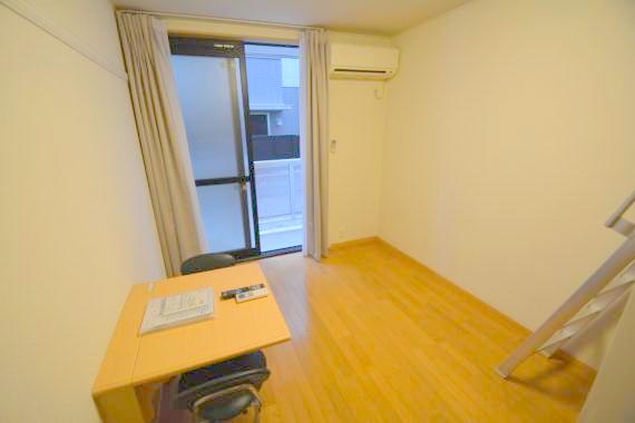 居室・リビング　白を基調とした内装でおしゃれで、落ち着ける空間です。