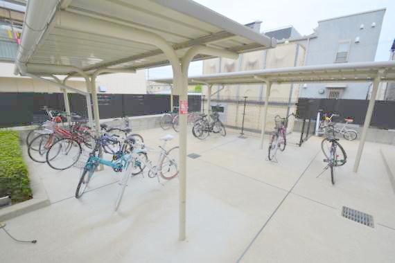 駐車場　敷地内には入居者専用の駐輪スペースもあります。