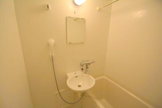 洗面設備　洗面台はバスルーム内です。