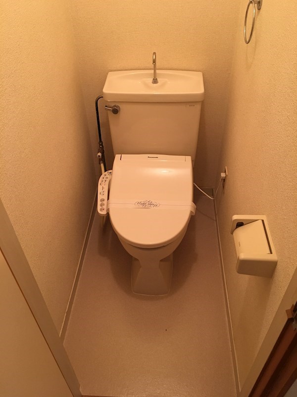 トイレ　シャワートイレ付き