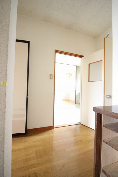 玄関　玄関からＬＤＫへ。