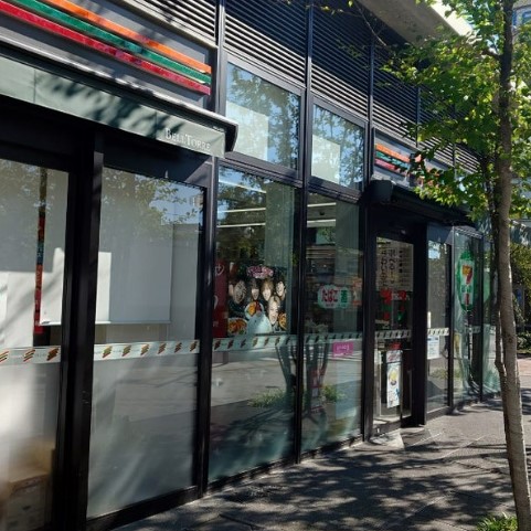 コンビニ　セブンイレブン 葛飾金町駅南口店（コンビニ）まで596m