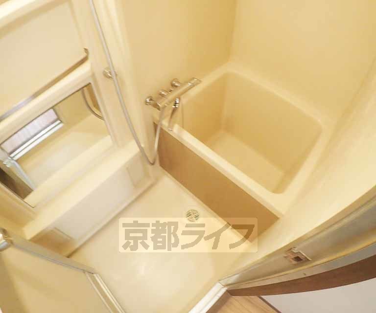 バス・シャワールーム　清潔感のあるお風呂です