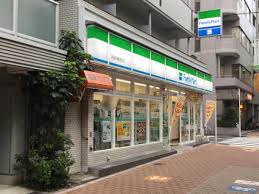 コンビニ　ファミリーマート 早稲田鶴巻町店（コンビニ）まで424m