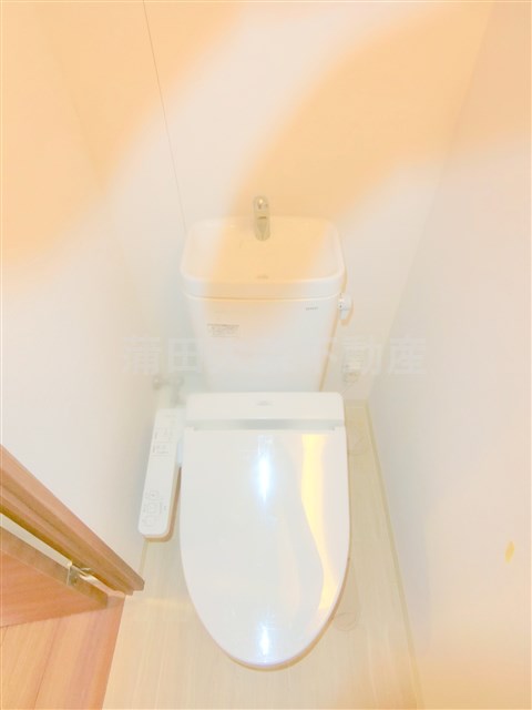 トイレ　棚収納　温水洗浄便座付きトイレ