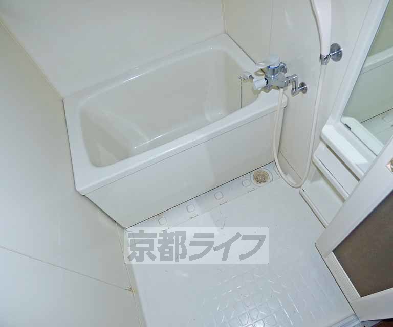 バス・シャワールーム　広めのバスルームです。