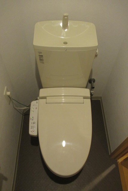 トイレ　シャワートイレも標準装備です。